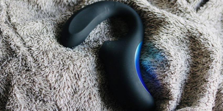 LELO ENIGMA Wave sobre una manta mostrando su diseño ergonómico