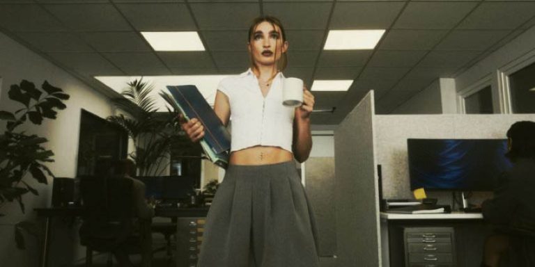 Mujer en oficina moderna con café y documentos en la mano