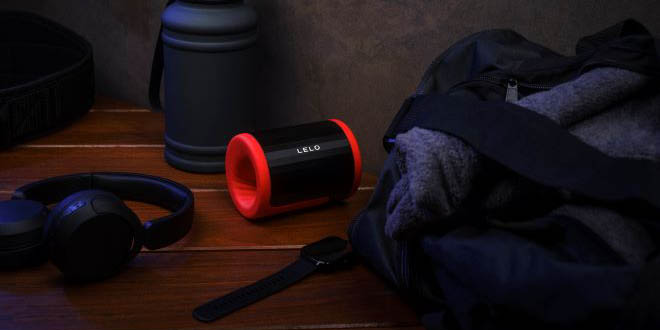 LELO F2S junto a ropa deportiva y accesorios de entrenamiento para mejorar resistencia y control