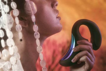 Mujer sosteniendo un juguete erótico de alta gama en una escena íntima y sofisticada