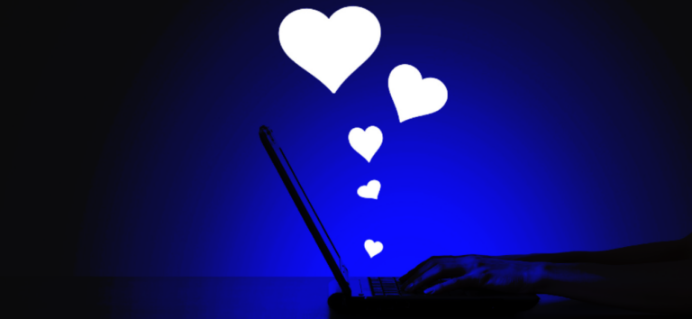Persona interactuando con un ordenador mientras aparecen corazones, representando las fantasías sexuales con inteligencia artificial y los sex chatbots