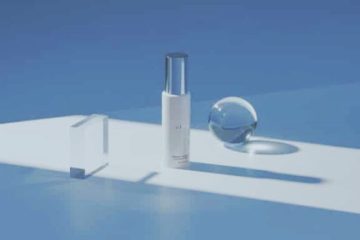 Limpiador de juguetes sexuales en envase blanco sobre fondo azul minimalista