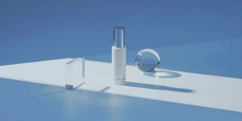 Limpiador de juguetes sexuales en envase blanco sobre fondo azul minimalista