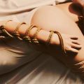 Ataduras eróticas con cuerdas de yute en estilo shibari sobre el cuerpo