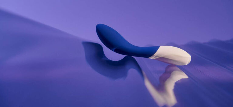 Vibrador para el Punto G LELO MONA Wave sobre fondo azul, diseñado para una estimulación interna intensa