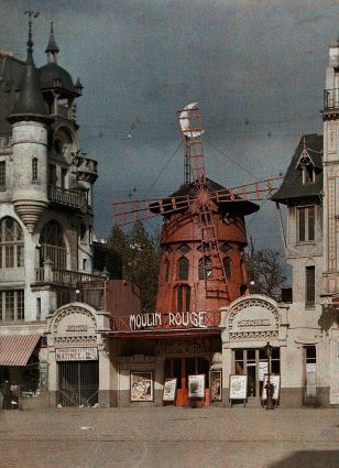 Fachada del cabaret Moulin Rouge en París con su característico molino rojo en la azotea