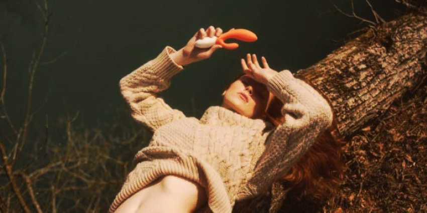 mujer sosteniendo un vibrador mientras explora el uso de juguetes sexuales y detalles que pueden afectar la experiencia