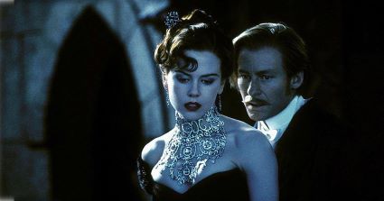 Mujer con collar de diamantes y hombre detrás en escena dramática de Moulin Rouge