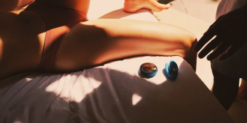 Pareja usando juguetes sexuales para explorar el placer y la intimidad juntos