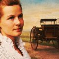 Bertha Ringer, después conocida como Bertha Benz, junto al Benz Patent-Motorwagen, el primer automóvil de la historia