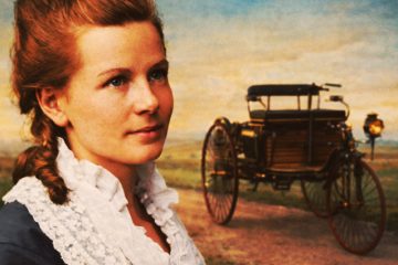 Bertha Ringer, después conocida como Bertha Benz, junto al Benz Patent-Motorwagen, el primer automóvil de la historia