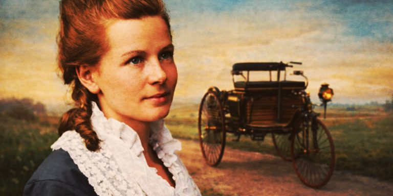 Bertha Ringer, después conocida como Bertha Benz, junto al Benz Patent-Motorwagen, el primer automóvil de la historia