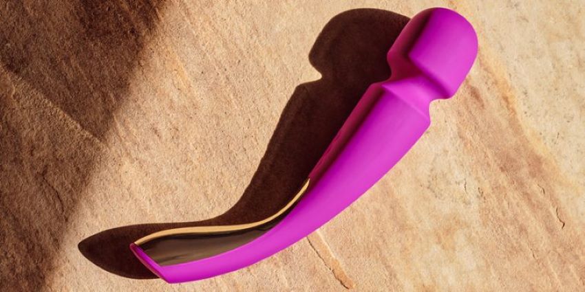 Vibrador wand recargable en color fucsia con diseño curvo y cabezal amplio