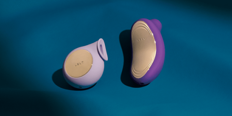 Juguetes sexuales prémium con diseño ergonómico sobre fondo oscuro