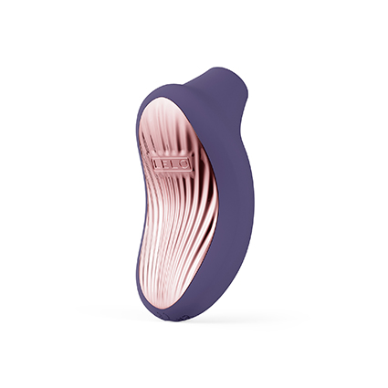succionador de clítoris LELO SONA 3 en color Cyber Purple con tecnología SenSonic y diseño ergonómico sobre fondo claro
