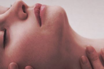 Mujer relajada con los ojos cerrados durante un momento íntimo en la perimenopausia