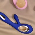 juguetes sexuales de diferentes tipos como vibrador rabbit y vibrador curvado sobre tela beige