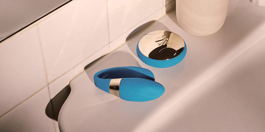 vibrador para parejas LELO TIANI Duo con control remoto vibrador para parejas LELO TIANI Duo con mando a distancia colocado sobre un lavabo