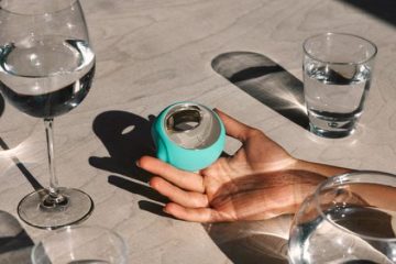 Juguete sexual sumergible en la mano con agua alrededor