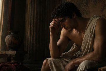 Hombre pensativo en escena clásica representando la ansiedad y el bloqueo del gatillazo