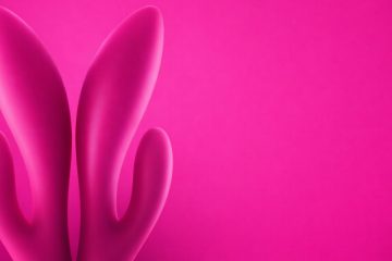 Vibrador rabbit en forma de conejito sobre fondo rosa representando la estimulación combinada del clítoris y el Punto G