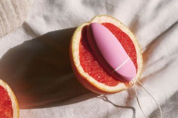 Vibrador suave sobre fruta que simboliza la lubricación y la estimulación en casos de sequedad vaginal