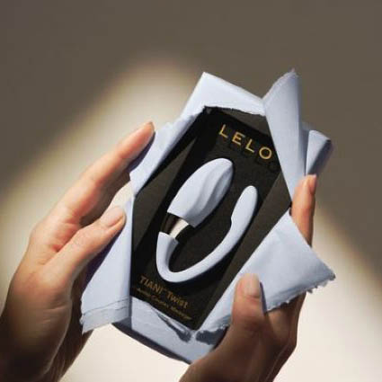 Unboxing del vibrador con textura TIANI Twist de LELO para parejas sostenido entre manos