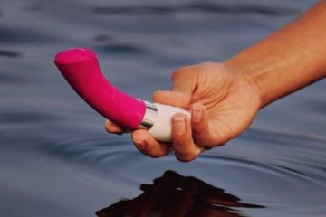 vibrador curvado en mano sobre agua representando forma y estimulación