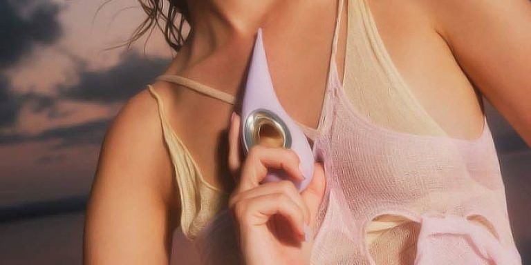 vibrador de clítoris en mano de mujer estimulación externa placer femenino