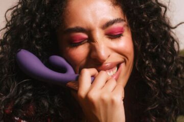 Mujer sosteniendo el vibrador rabbit INA Thrust de LELO con movimiento de penetración y estimulación combinada