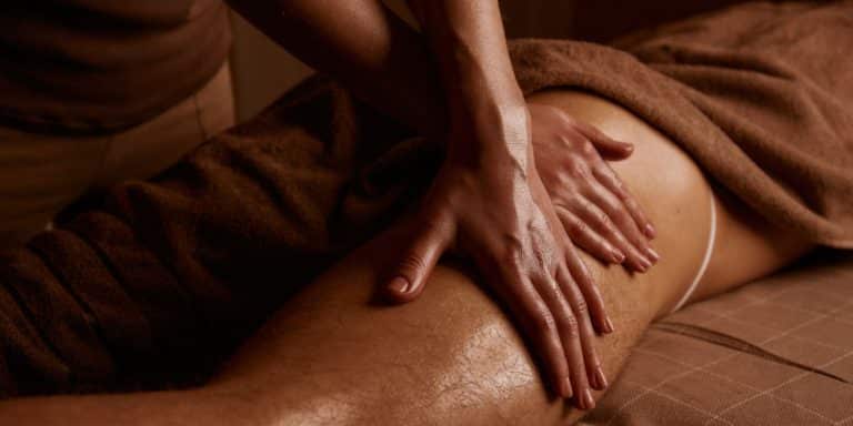 Pareja explorando el juego anal con caricias y masaje corporal íntimo