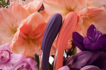 Juguetes sexuales inclusivos de LELO entre flores en tonos violeta y coral