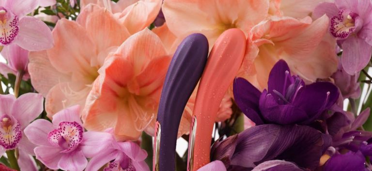 Juguetes sexuales inclusivos de LELO entre flores en tonos violeta y coral
