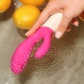 Limpieza de un juguete sexual de silicona bajo el agua