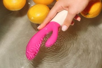 Limpieza de un juguete sexual de silicona bajo el agua