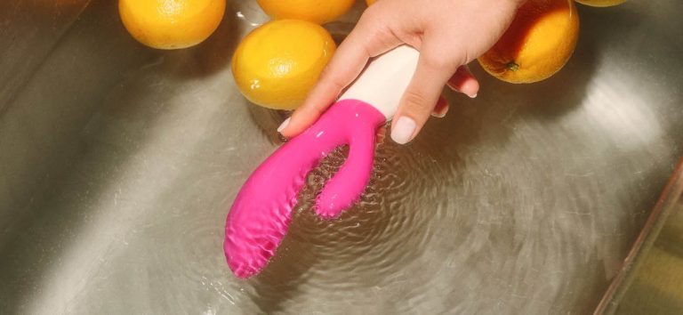 Limpieza de un juguete sexual de silicona bajo el agua