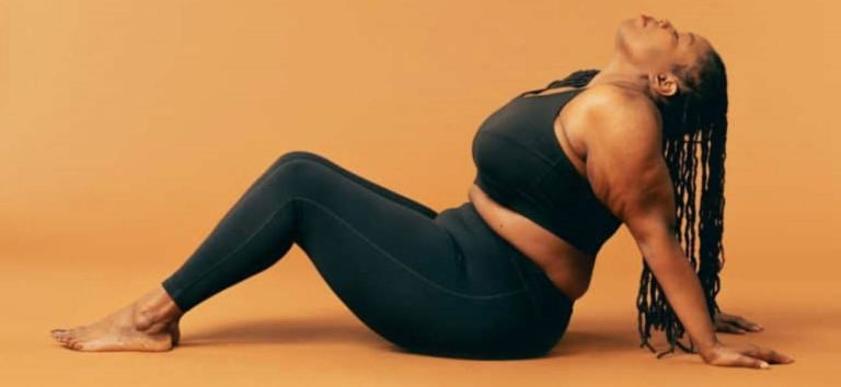 Mujer con cuerpo curvy posando con seguridad y comodidad corporal en una imagen sobre positividad corporal y sexualidad.