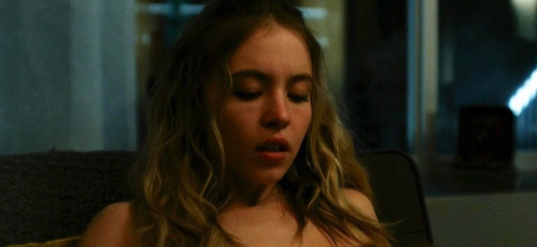 Sydney Sweeney en una escena de la película erótica «The voyeurs»
