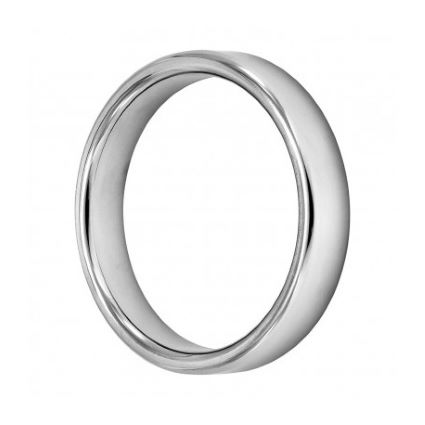 Anillo de metal para el pene con acabado plateado sobre fondo blanco