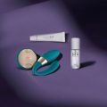 Bodegón de productos de bienestar sexual de la marca LELO y Slow Sex sobre un fondo púrpura suave, incluyendo un vibrador ergonómico de color turquesa, un estimulador circular y productos de cosmética íntima, diseñados para la comodidad y la accesibilidad.