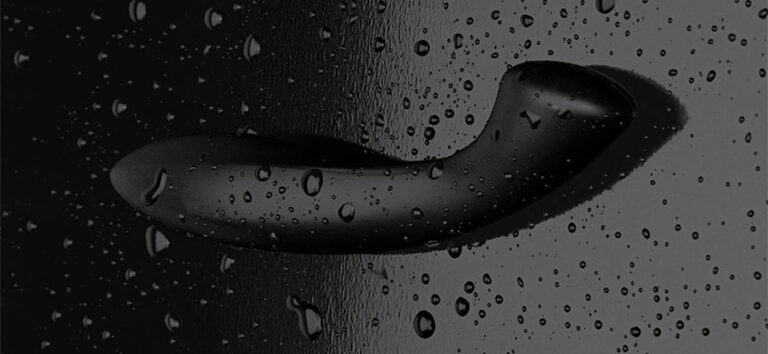 Dildo negro de silicona resistente al agua utilizado para ilustrar la limpieza de juguetes sexuales