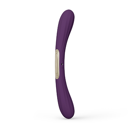 Vibrador tipo dildo de doble extremo LELO Boomerang color ciruela con diseño curvado y perfil ergonómico sobre fondo blanco