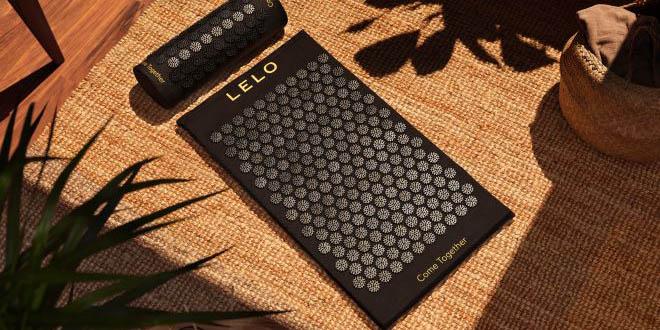 Esterilla de acupresión Body Mat Relax de LELO con cojín cervical sobre una superficie de fibras naturales
