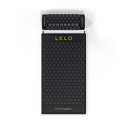 Esterilla de acupresión Body Mat Relax de LELO con cojín cervical a juego sobre fondo blanco