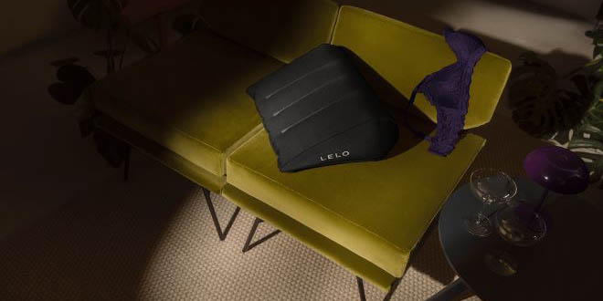 Almohada sexual hinchable de LELO colocada sobre un sofá en un entorno íntimo y discreto