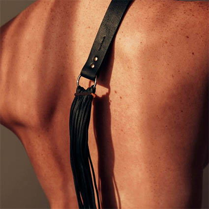 Flogger BDSM de cuero utilizado para juegos de disciplina, impacto y dominación