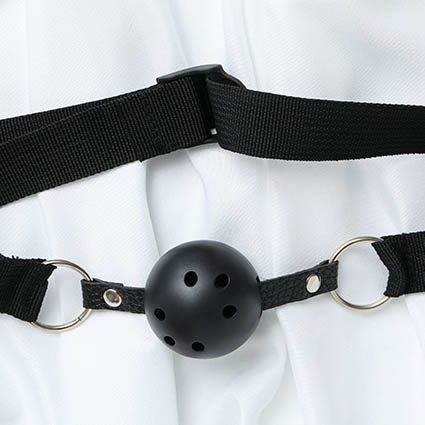 Mordaza BDSM de bola utilizada para limitar la comunicación en juegos de dominación