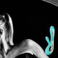 Colección SORAYA de LELO con SORAYA 2, SORAYA Wave y SORAYA Beads sobre una composición en blanco y negro de una pareja