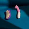 Combinación de un succionador de clítoris y un vibrador para el Punto G sobre fondo azul