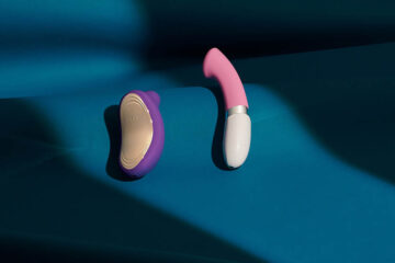 Combinación de un succionador de clítoris y un vibrador para el Punto G sobre fondo azul